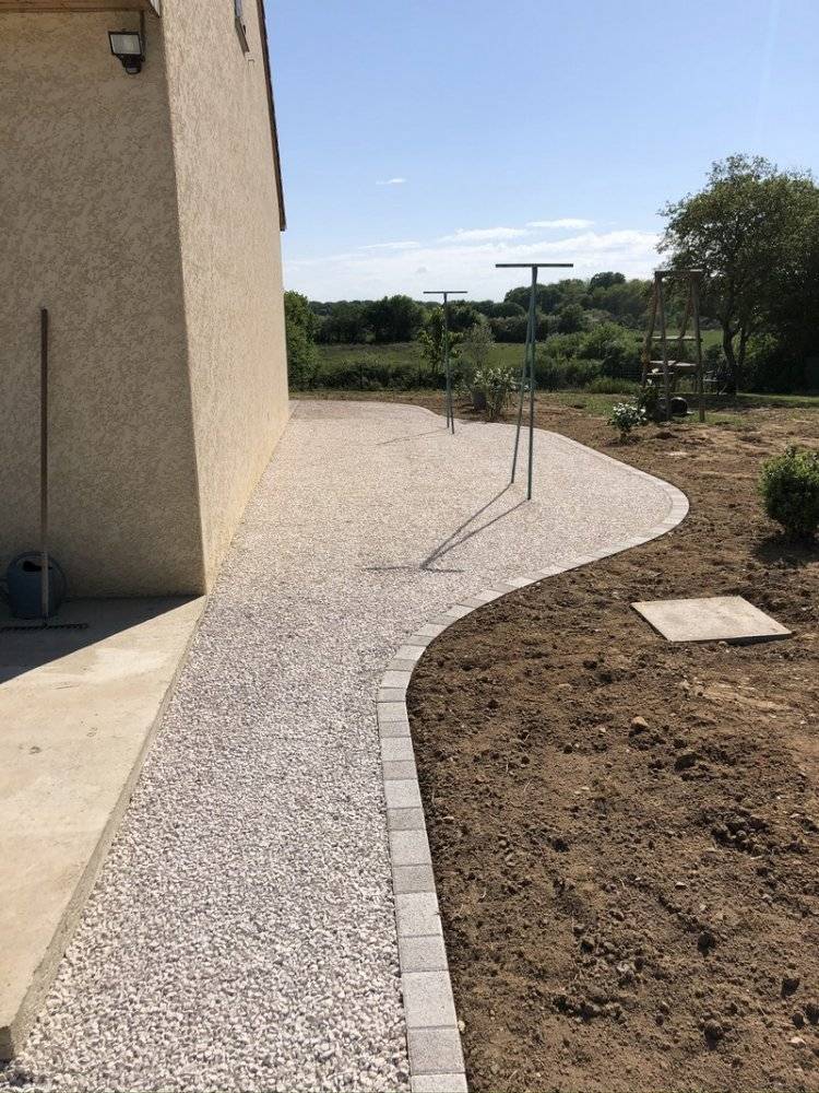 cours en gravillons à Tournus